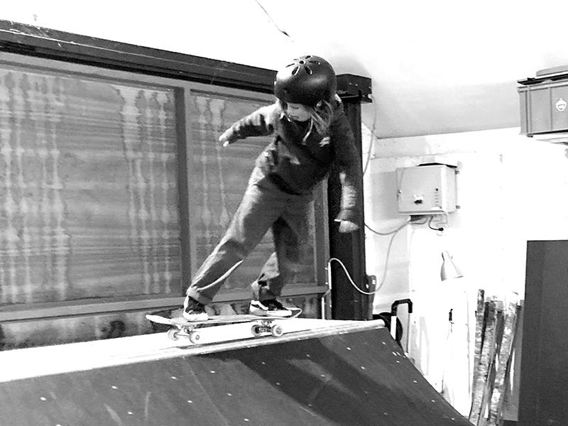 Louis Lutz Teamrider von Sundayramp Skateboardrampen skatet in einer Miniramp