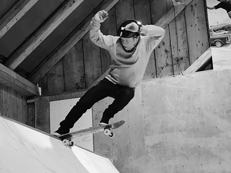 Peter Lutz Founder & Engineer von Sundayramp Skateboardrampen skatet in einer Minirampe