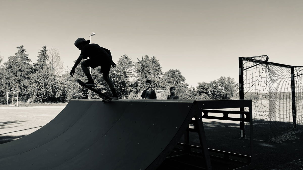 Schüler skaten die Skateboard Rampe MINI 100 | Sundayramp ENJOY YOUR RIDE