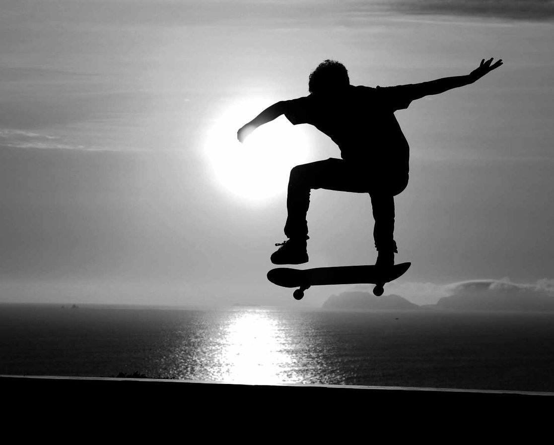Skateboarder in Minirampe Skateboardrampe am Meer