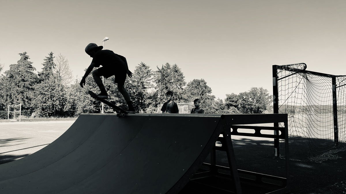 Schüler skaten die Skateboard Rampe MINI 100 | Sundayramp ENJOY YOUR RIDE Schüler skaten die Skateboard Rampe MINI 100 | Sundayramp ENJOY YOUR RIDE