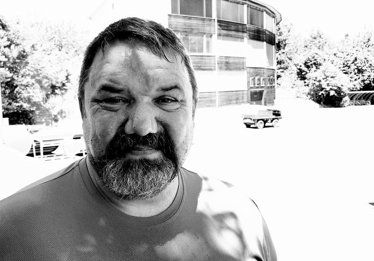 Werner Vaterlaus Schulreferent Rüdlingen Werner Vaterlaus Schulreferent Rüdlingen steht vor einer Minramp Skateboardrampe
